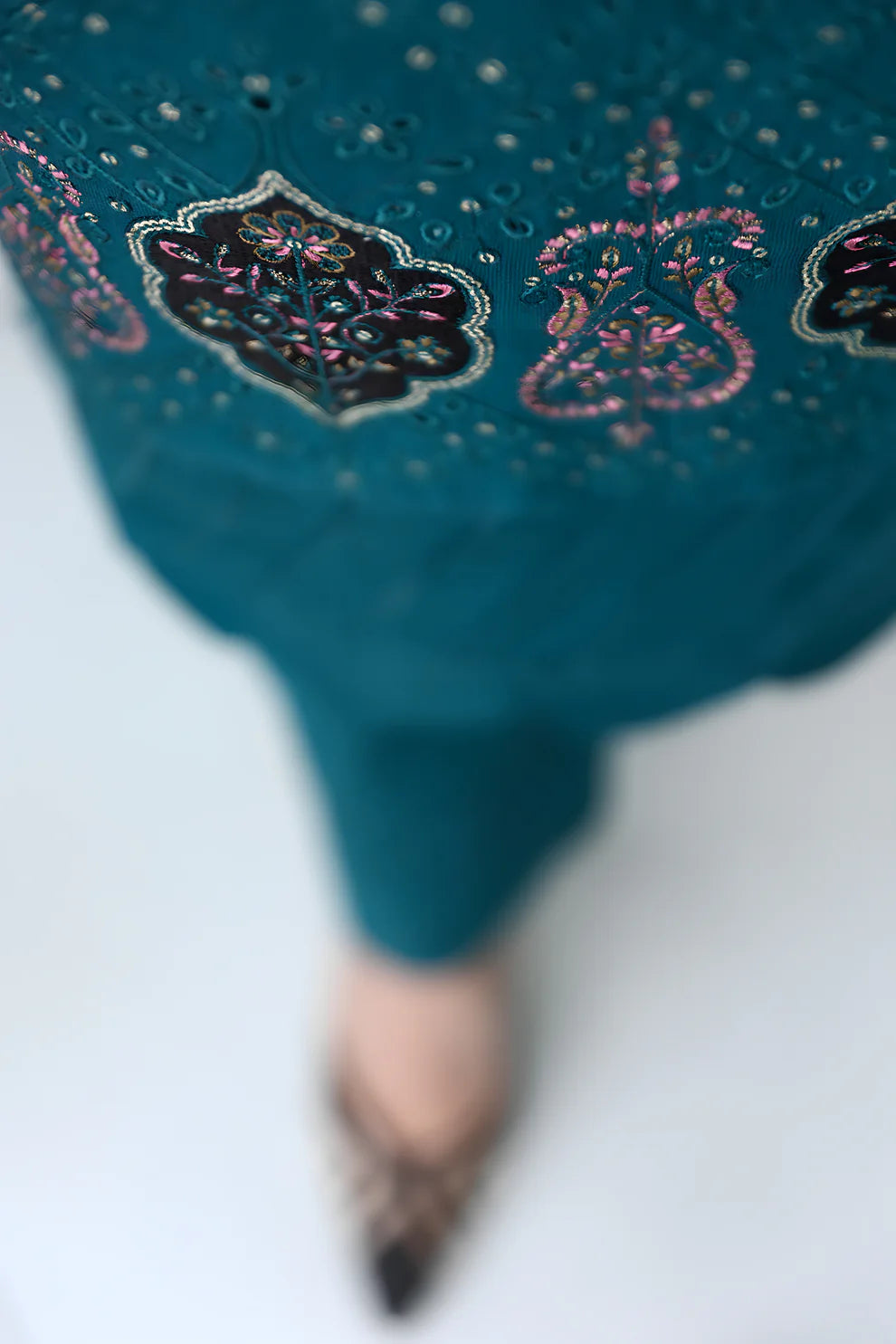 ELAAN.PK-3PC DHANAK CUTWORK EMBROIDERED SHIRT WITH KASHMIRI JACQUARD WOOL SHAWL-EP-5522