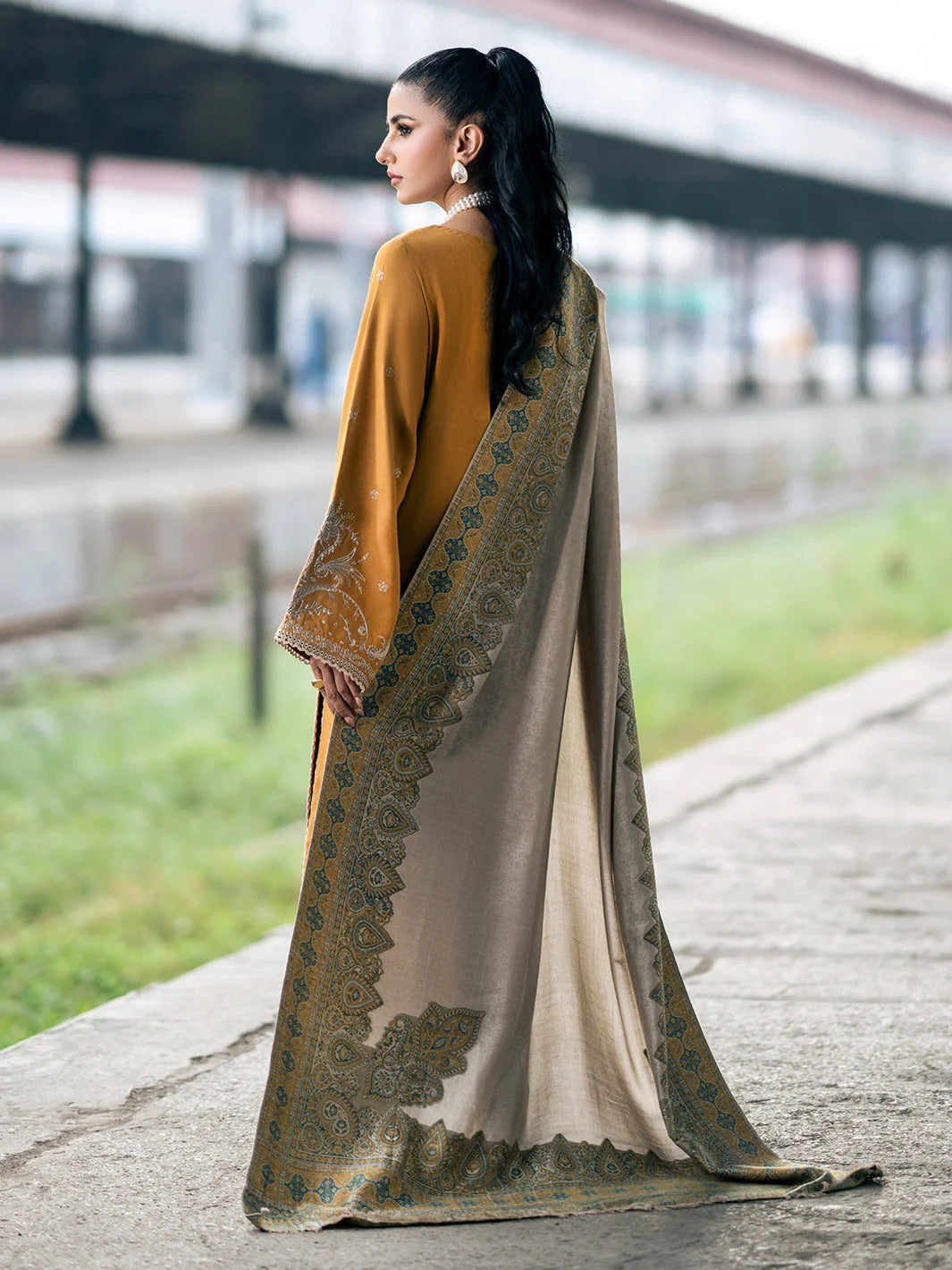 IZEL- UNSTITCHED 3PC DHANAK EMBROIDERED SUIT-PK-5768