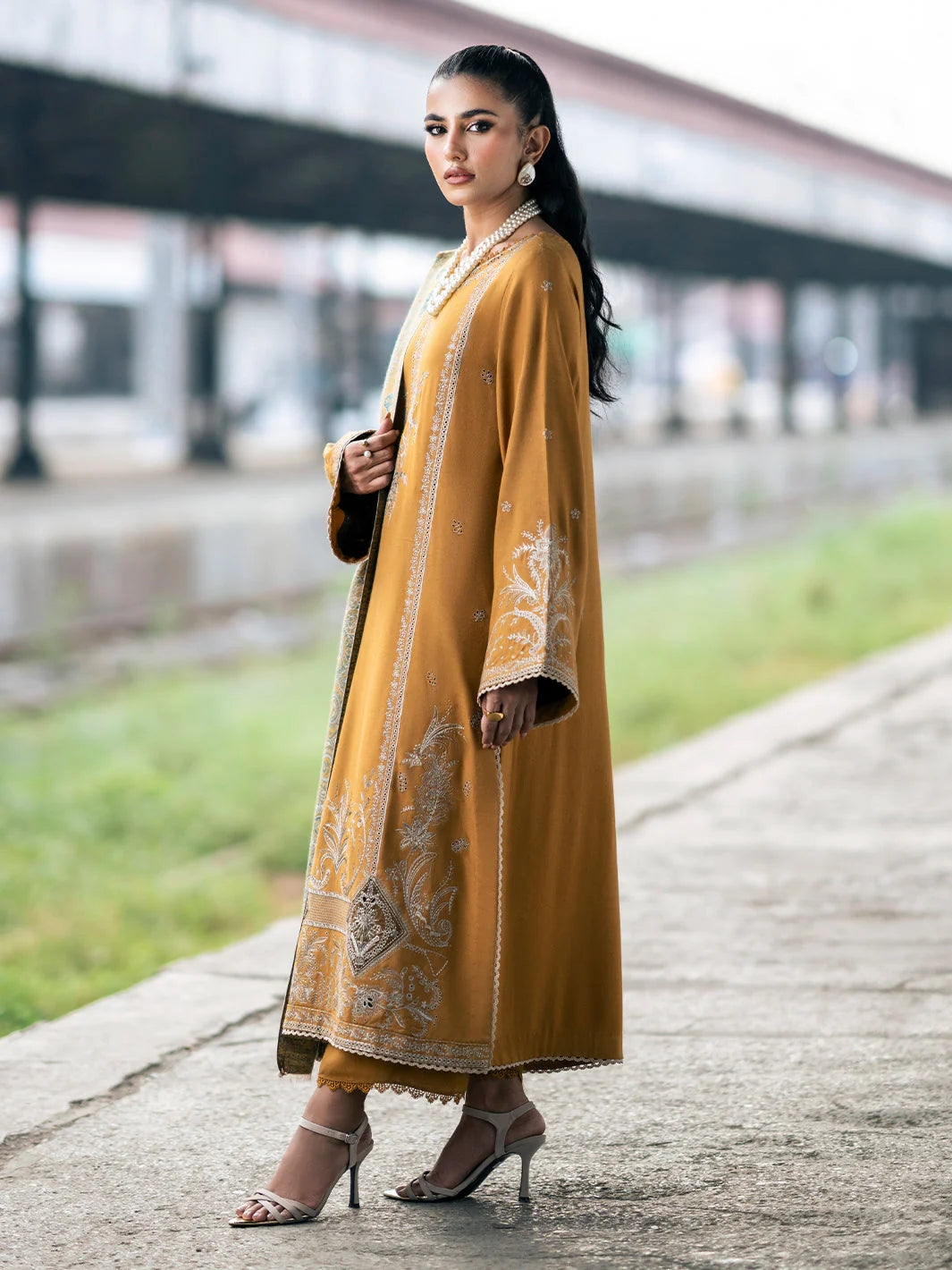 IZEL- UNSTITCHED 3PC DHANAK EMBROIDERED SUIT-PK-5768