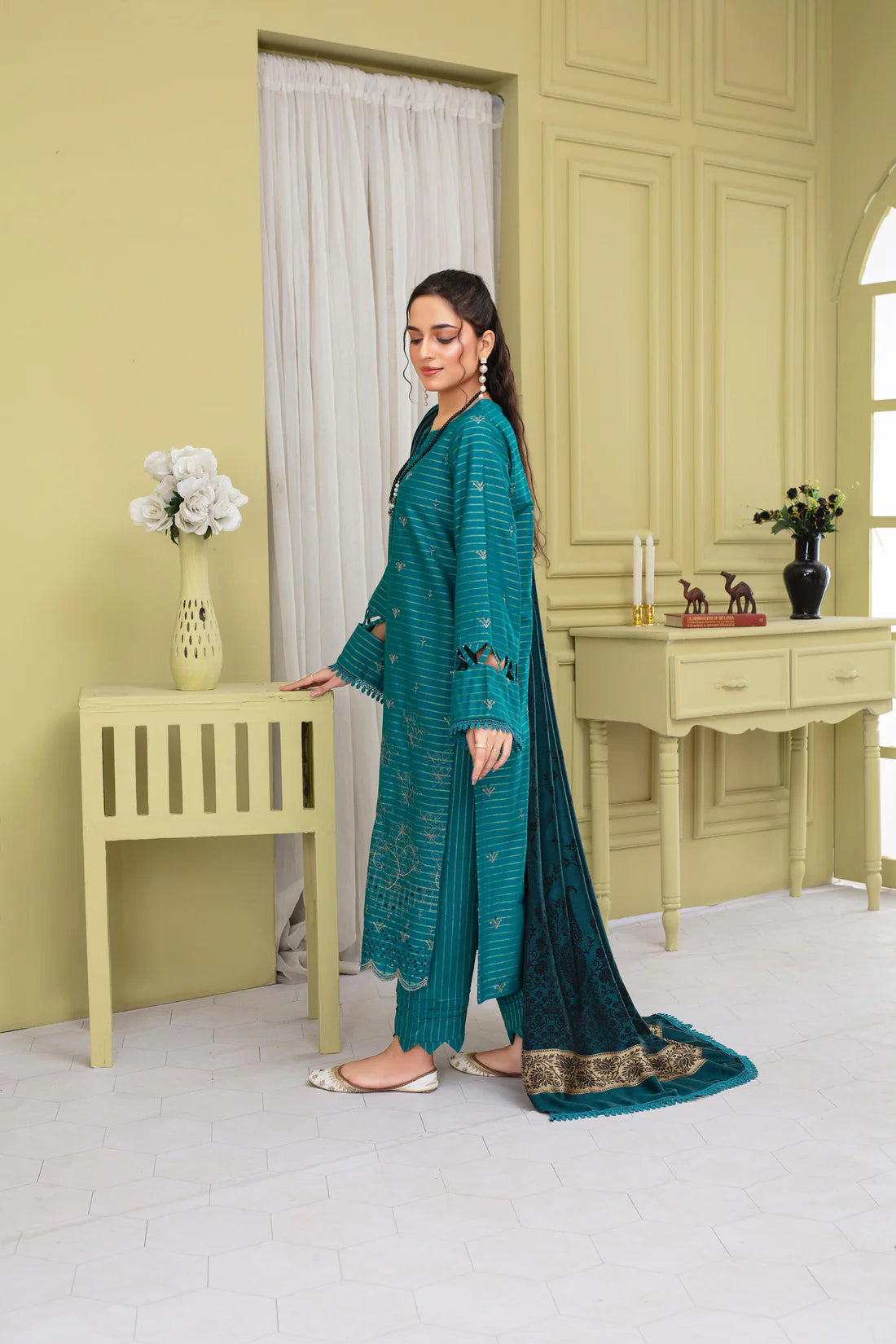 ELAAN.PK-3PC SLUB KHADAR CUTWORK EMBROIDERED SHIRT WITH JACQUARD WOOL SHAWL-EP-5480