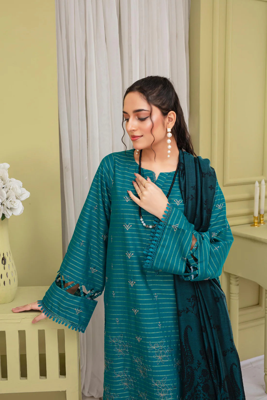ELAAN.PK-3PC SLUB KHADAR CUTWORK EMBROIDERED SHIRT WITH JACQUARD WOOL SHAWL-EP-5480