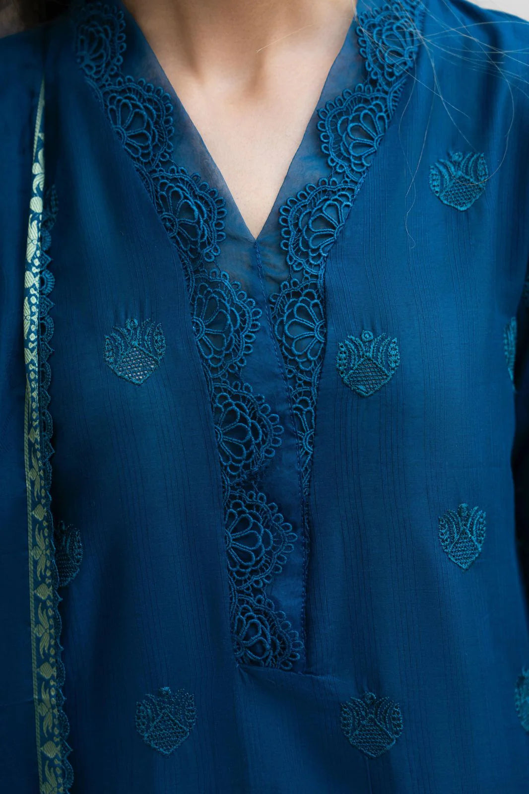 MIRAKHI-3PC LAWN CHIKENKARI EMBROIDERED SHIRT WITH LAWN JACQUARD PRINT DUPATTA-PK-5666